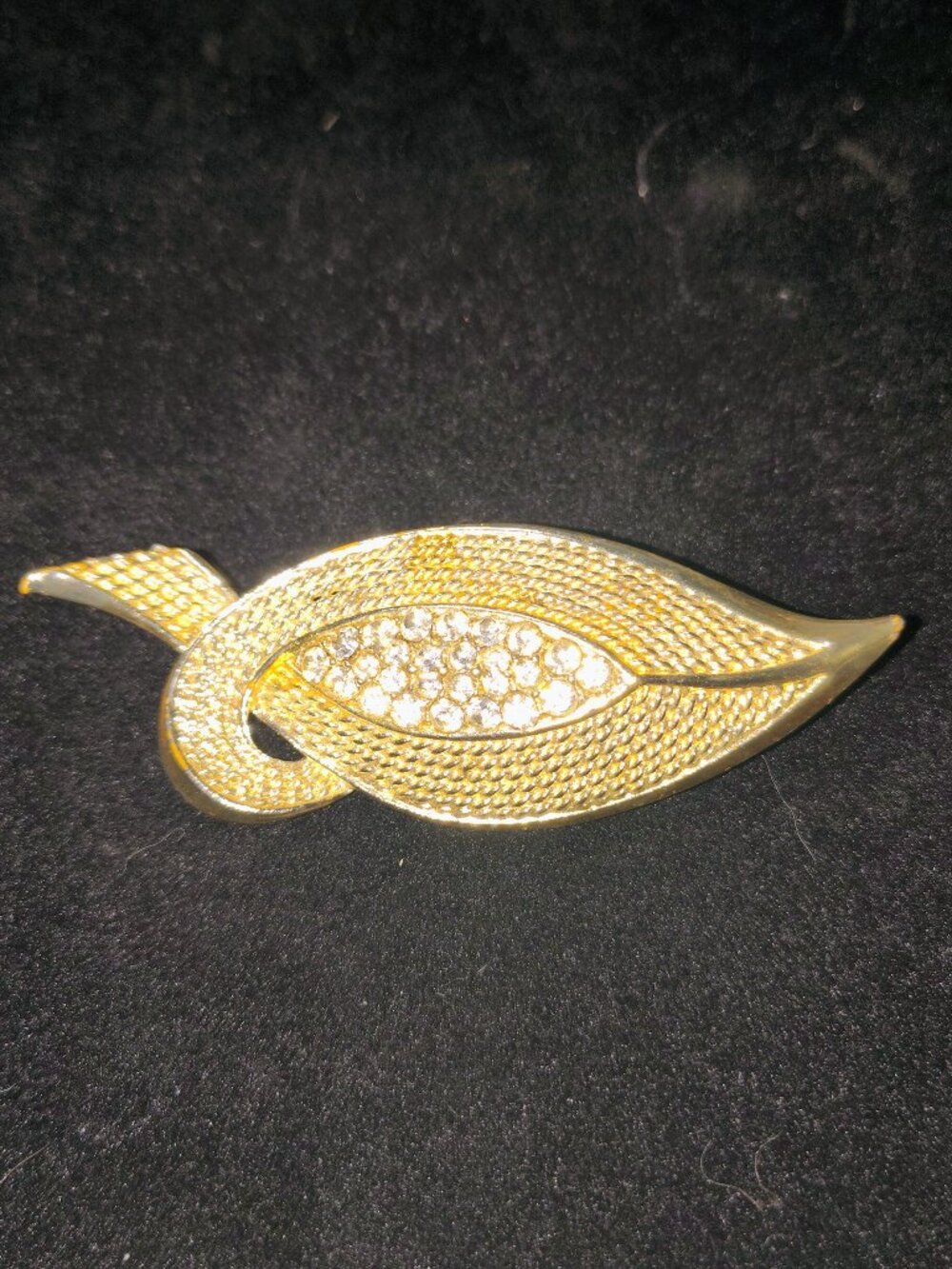 Vintage GoldโTone Abstract Leaf Brooch โ Pavรฉ Rhinestone Center โ 1950sโ1980s